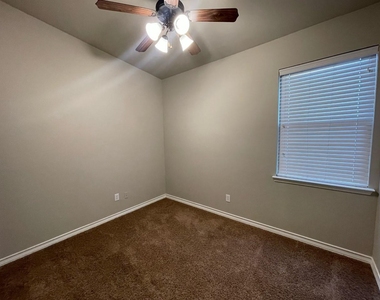 910 Glenn Crossett Street - Photo Thumbnail 7