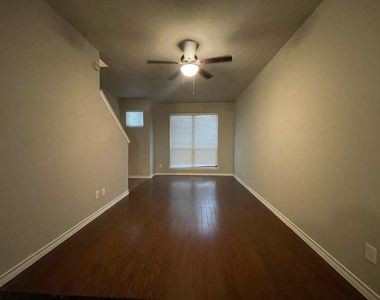 910 Glenn Crossett Street - Photo Thumbnail 1