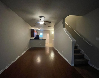910 Glenn Crossett Street - Photo Thumbnail 2