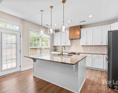 983 Jerry Lees Way - Photo Thumbnail 5