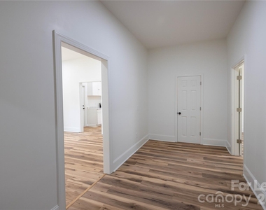 609 W Liberty Street - Photo Thumbnail 15