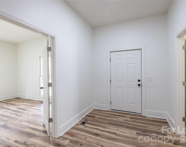 609 W Liberty Street - Photo Thumbnail 6