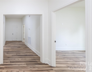 609 W Liberty Street - Photo Thumbnail 5