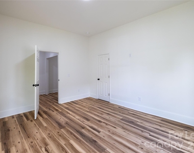 609 W Liberty Street - Photo Thumbnail 14