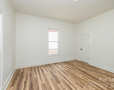 609 W Liberty Street - Photo Thumbnail 8