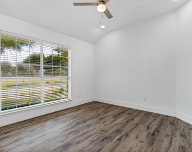 1535 Sandlewood Drive - Photo Thumbnail 6