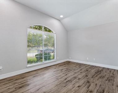 1535 Sandlewood Drive - Photo Thumbnail 9