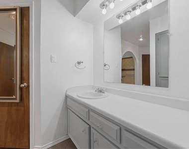 8721 Hidden Hill Drive - Photo Thumbnail 16