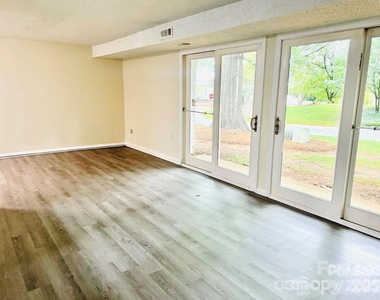 9541 Shannon Green Drive - Photo Thumbnail 7