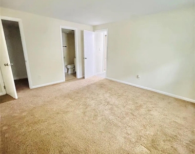 9541 Shannon Green Drive - Photo Thumbnail 11