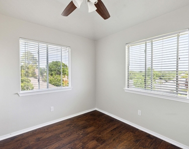 344 Parkview Drive - Photo Thumbnail 18