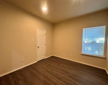 7407 Novella Drive - Photo Thumbnail 10