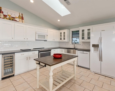 124 Harbor Drive - Photo Thumbnail 6