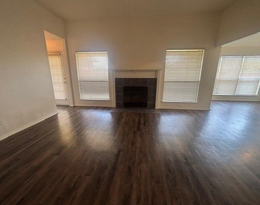 1024 Carlin Lane - Photo Thumbnail 4
