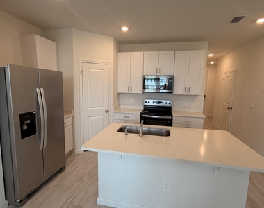 651 Salisbury Circle - Photo Thumbnail 7