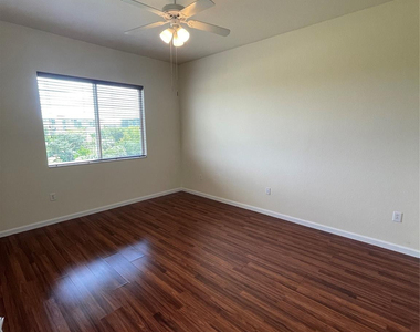 3500 Oaks Clubhouse Drive - Photo Thumbnail 7