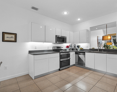 616 W Palm Aire Drive - Photo Thumbnail 1