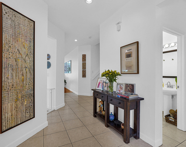 616 W Palm Aire Drive - Photo Thumbnail 2