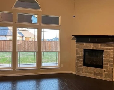 504 Christie Crossing - Photo Thumbnail 4