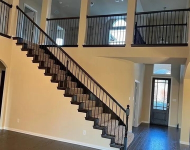 504 Christie Crossing - Photo Thumbnail 5