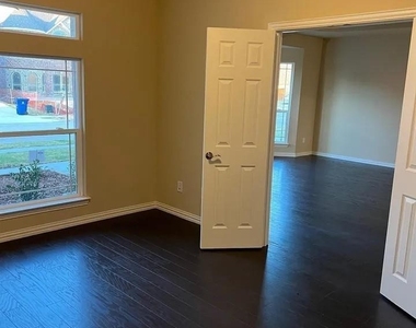 504 Christie Crossing - Photo Thumbnail 10