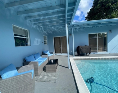 6456 Custer Street - Photo Thumbnail 2
