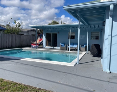6456 Custer Street - Photo Thumbnail 6