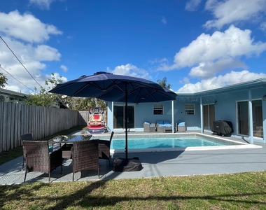 6456 Custer Street - Photo Thumbnail 7