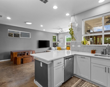 1011 Gallivant Lane - Photo Thumbnail 14