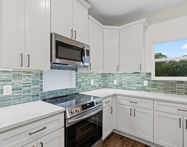 5623 Barkridge Drive - Photo Thumbnail 13