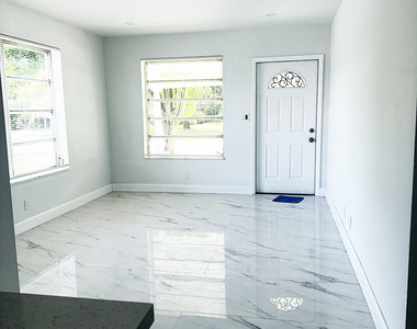 425 Sw 18th Avenue - Photo Thumbnail 2
