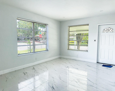 425 Sw 18th Avenue - Photo Thumbnail 1