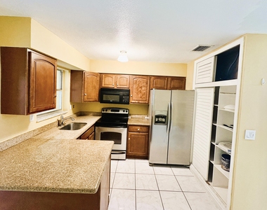 1685 Nw 60th Avenue - Photo Thumbnail 3