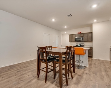 3106 Shorthorn Way - Photo Thumbnail 12