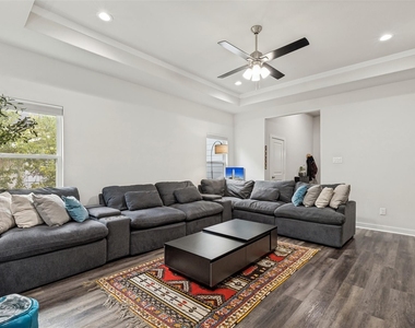 2547 Fatima Avenue - Photo Thumbnail 3