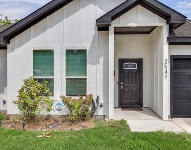 2547 Fatima Avenue - Photo Thumbnail 1