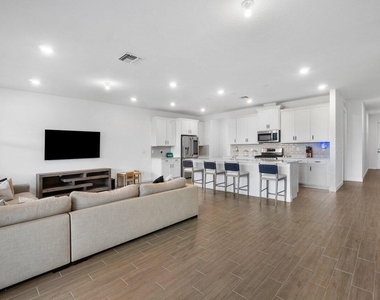 1406 Arrowhead Point Road - Photo Thumbnail 9