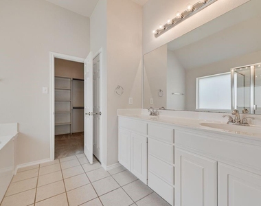 1113 Noblewood Drive - Photo Thumbnail 11