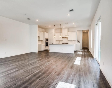 6205 Queens Path - Photo Thumbnail 8