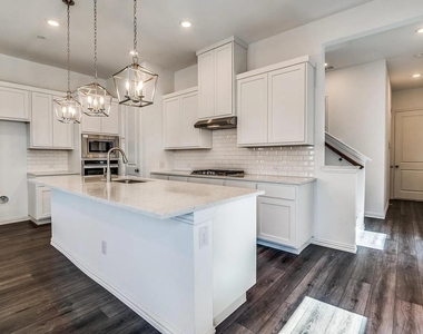 6205 Queens Path - Photo Thumbnail 11