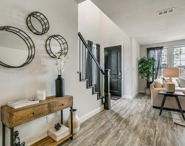 935 Ponds Edge Lane - Photo Thumbnail 8