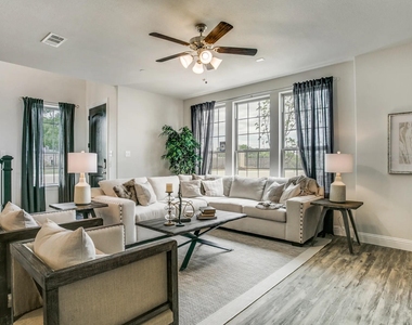 935 Ponds Edge Lane - Photo Thumbnail 10