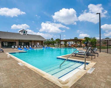 935 Ponds Edge Lane - Photo Thumbnail 3
