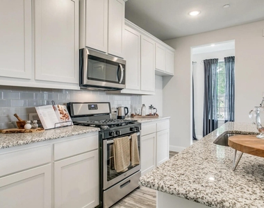 935 Ponds Edge Lane - Photo Thumbnail 18