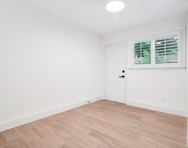 3817 Crestpark Drive - Photo Thumbnail 15