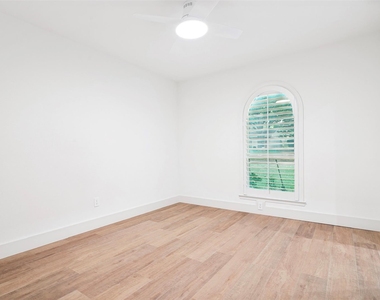 3817 Crestpark Drive - Photo Thumbnail 2