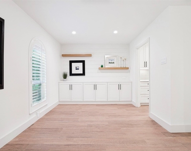 3817 Crestpark Drive - Photo Thumbnail 9