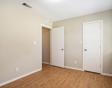 826 Meadowlark Circle - Photo Thumbnail 11