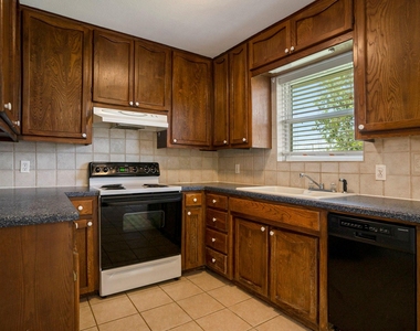 826 Meadowlark Circle - Photo Thumbnail 6