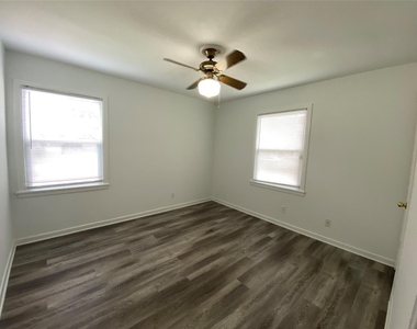 425 Wanda Way - Photo Thumbnail 3